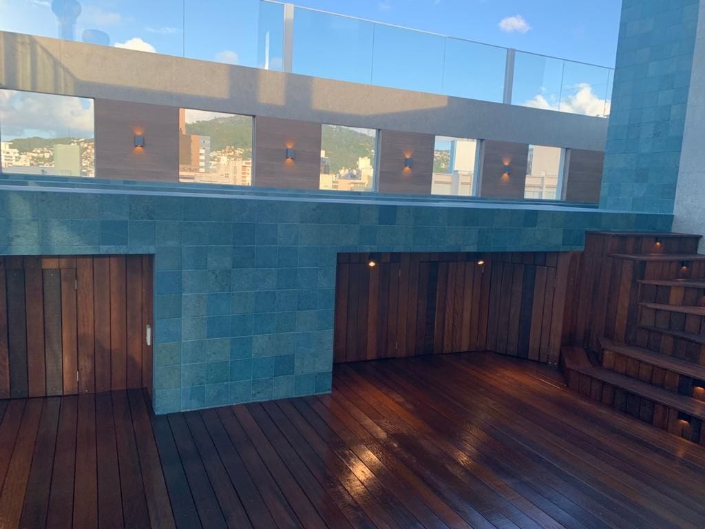 Reparo residencial com peças de madeira